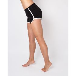 Laufshorts black & white Model seitlich